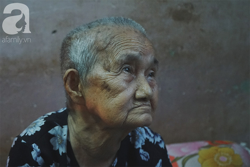 Nuôi 6 người con nhưng cuối đời vẫn neo đơn, cụ bà 92 tuổi lọm khọm bán từng nải chuối để mưu sinh