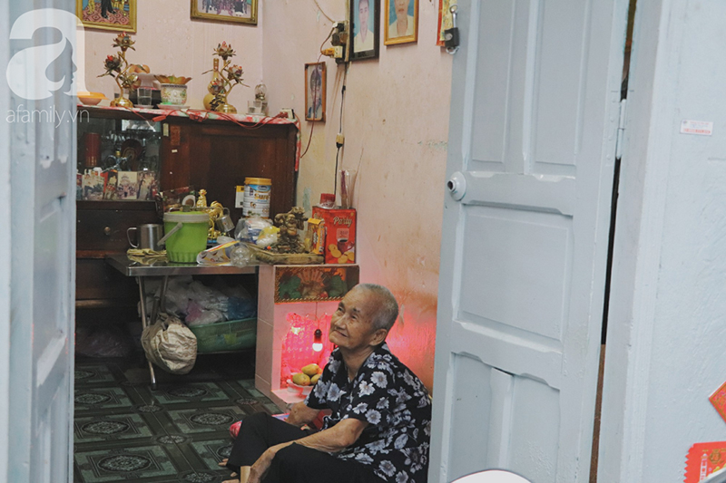 Nuôi 6 người con nhưng cuối đời vẫn neo đơn, cụ bà 92 tuổi lọm khọm bán từng nải chuối để mưu sinh