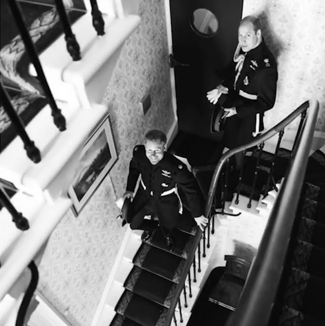 Kỷ niệm 1 năm ngày cưới, vợ chồng Meghan chia sẻ loạt ảnh hậu trường chưa từng công bố trong hôn lễ với những chi tiết gây bất ngờ, không thể tưởng tượng nổi