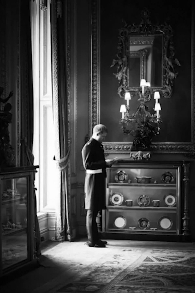 Kỷ niệm 1 năm ngày cưới, vợ chồng Meghan chia sẻ loạt ảnh hậu trường chưa từng công bố trong hôn lễ với những chi tiết gây bất ngờ, không thể tưởng tượng nổi