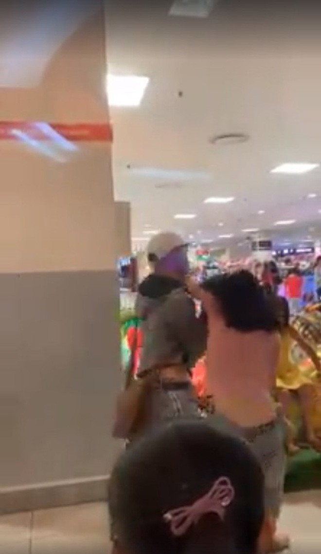 Nam thanh niên giằng co, lên gối thụi vào mặt cô gái giữa trung tâm thương mại, nhiều người chứng kiến chỉ bàn tán quay phim