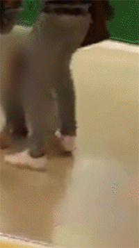 Nam thanh niên giằng co, lên gối thụi vào mặt cô gái giữa trung tâm thương mại, nhiều người chứng kiến chỉ bàn tán quay phim