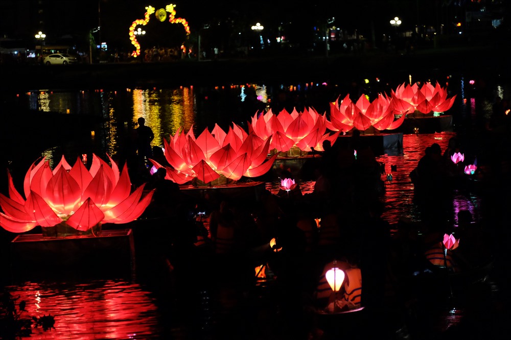 7 đóa hoa sen khổng lồ rực sáng trên sông Hoài