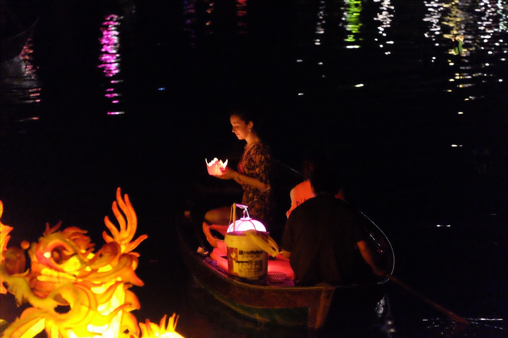 7 đóa hoa sen khổng lồ rực sáng trên sông Hoài