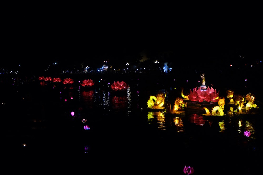 7 đóa hoa sen khổng lồ rực sáng trên sông Hoài