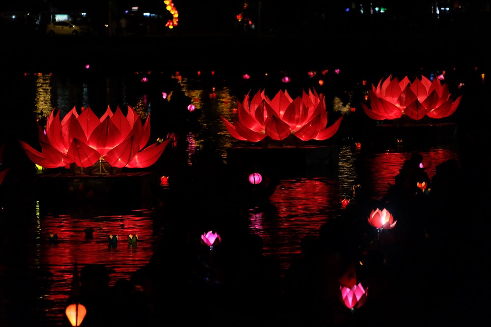 7 đóa hoa sen khổng lồ rực sáng trên sông Hoài