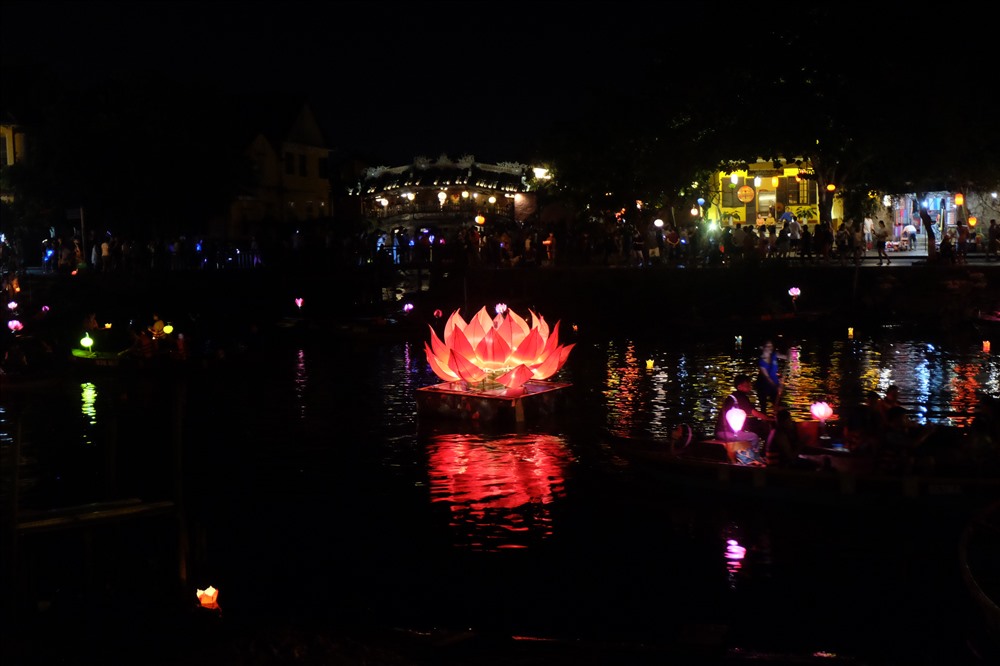 7 đóa hoa sen khổng lồ rực sáng trên sông Hoài