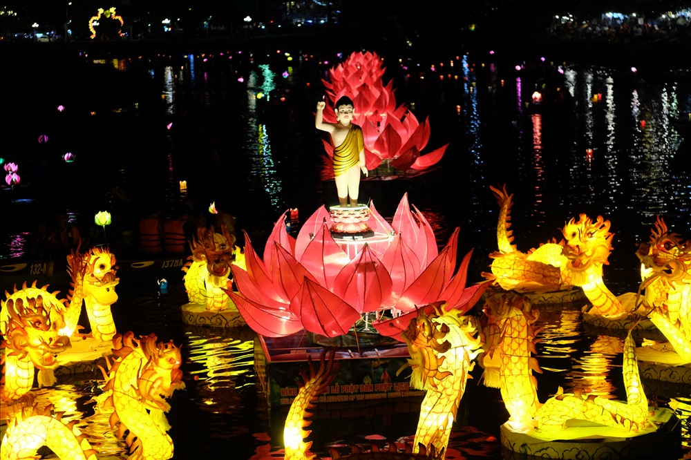 7 đóa hoa sen khổng lồ rực sáng trên sông Hoài