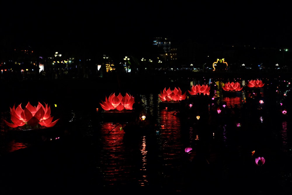 7 đóa hoa sen khổng lồ rực sáng trên sông Hoài