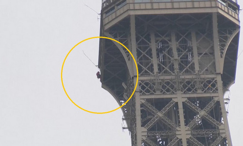 Pháp sơ tán tháp Eiffel vì có người leo bên ngoài