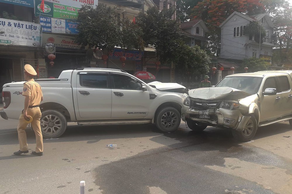 Nghi ghen tuông, chồng dùng dao đâm vợ rồi lái xe tông vào ô tô tình địch trên đường đi đầu thú