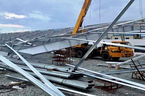 Khung thép hàng trăm tấn ở Bình Dương đổ sập, đè bốn người