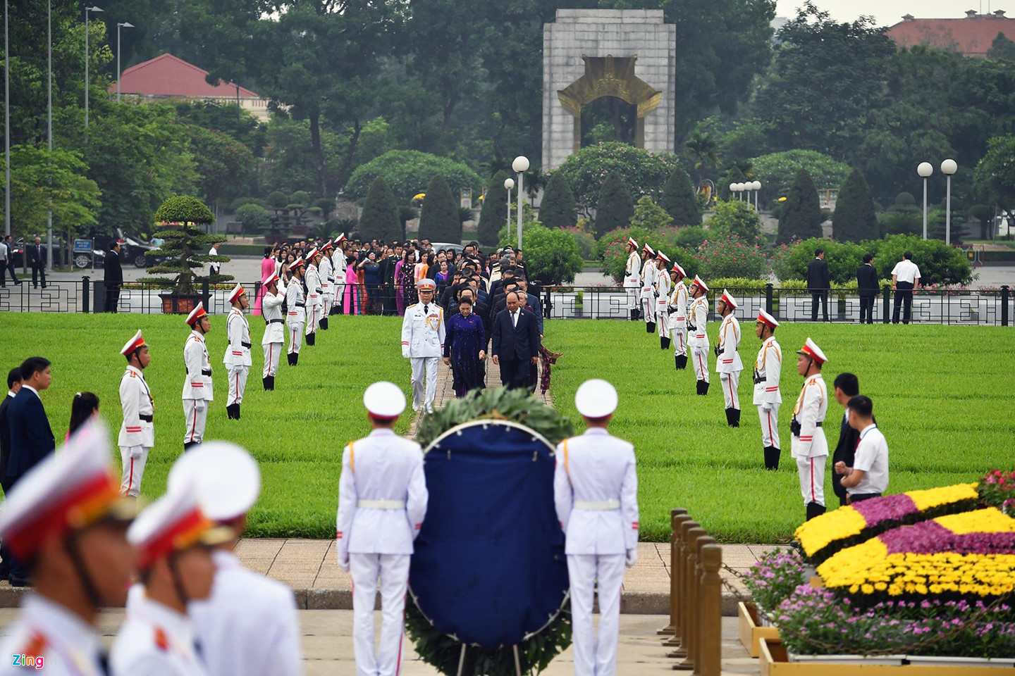Đại biểu QH viếng Chủ tịch Hồ Chí Minh ngày khai mạc kỳ họp thứ 7