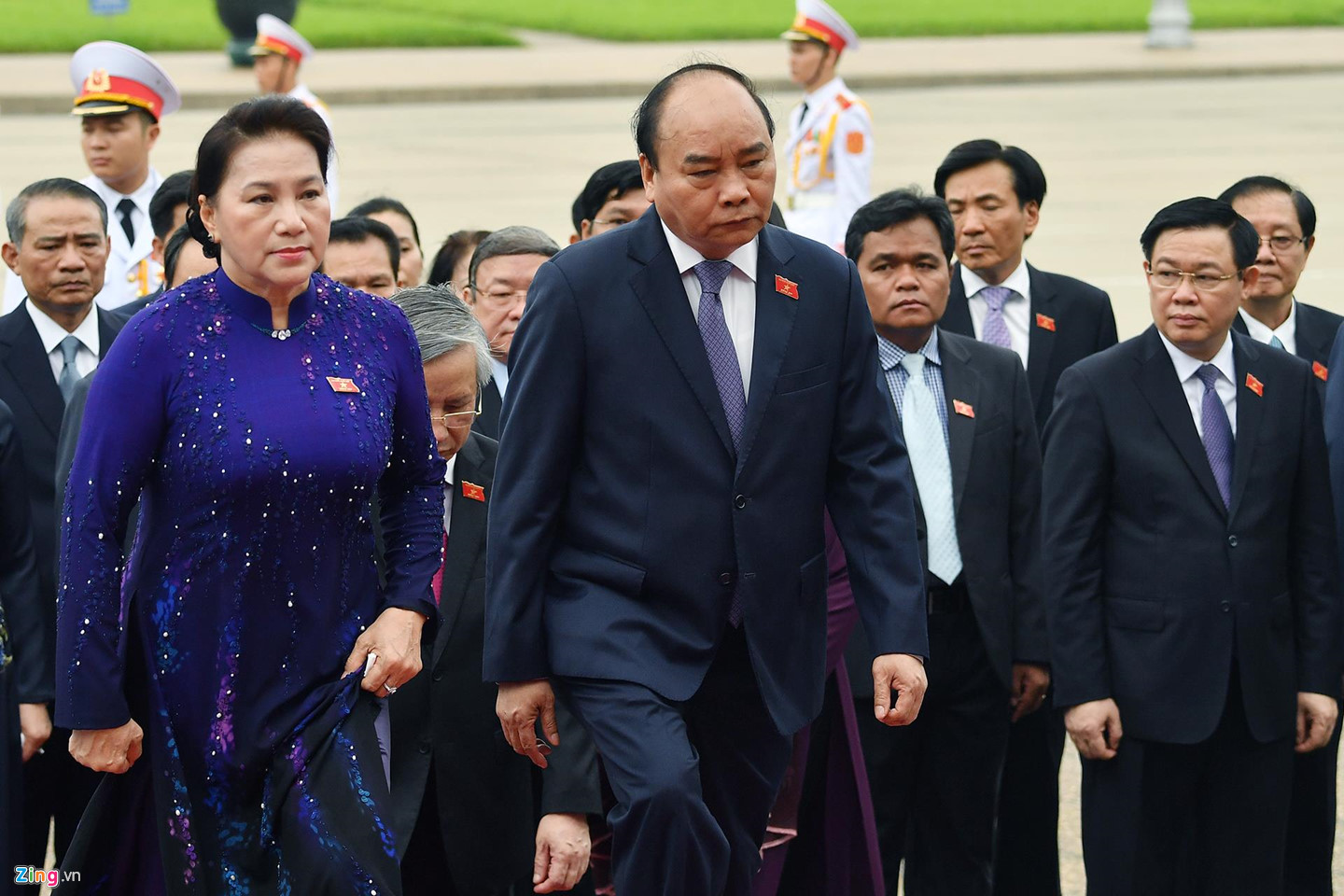 Đại biểu QH viếng Chủ tịch Hồ Chí Minh ngày khai mạc kỳ họp thứ 7