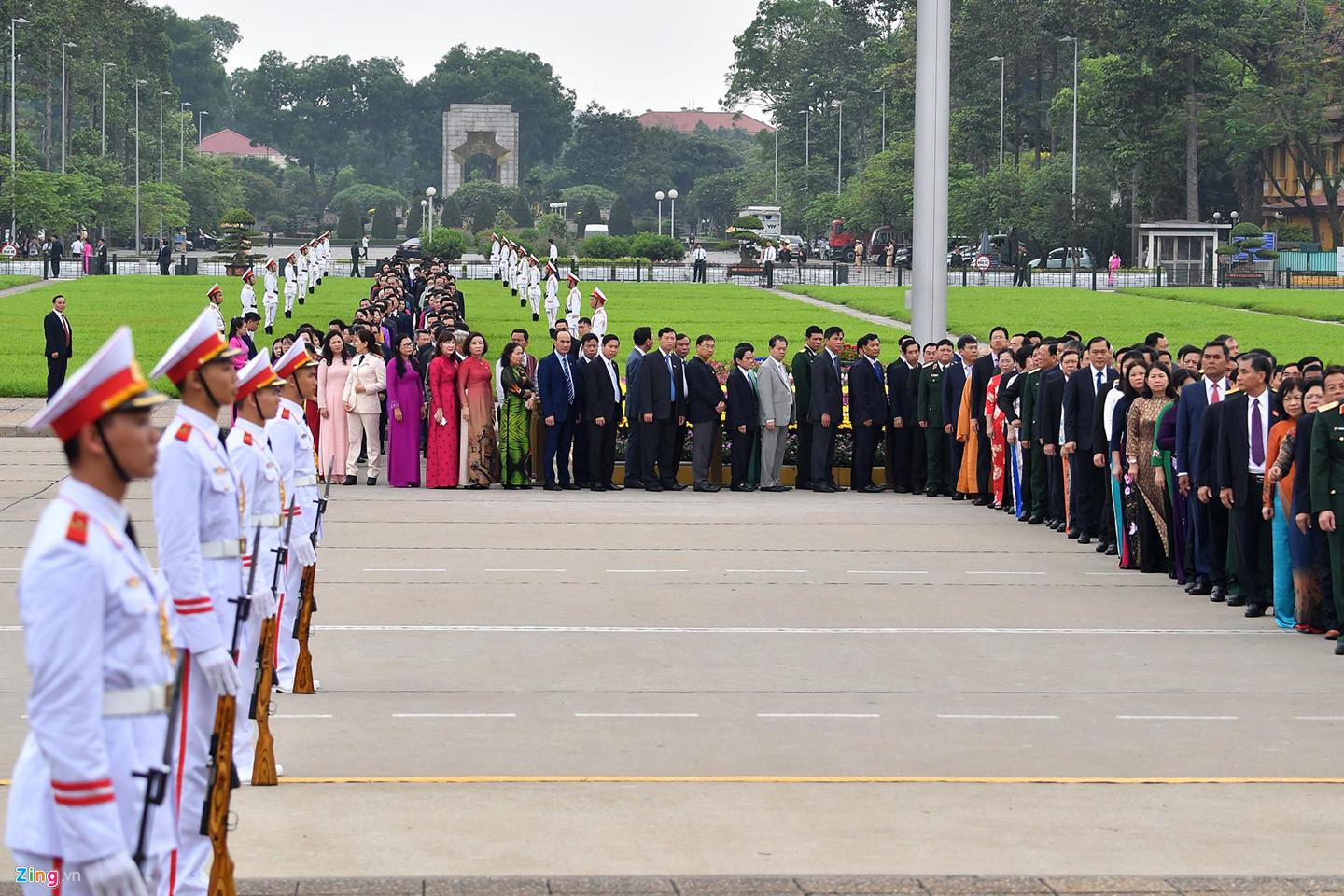 Đại biểu QH viếng Chủ tịch Hồ Chí Minh ngày khai mạc kỳ họp thứ 7