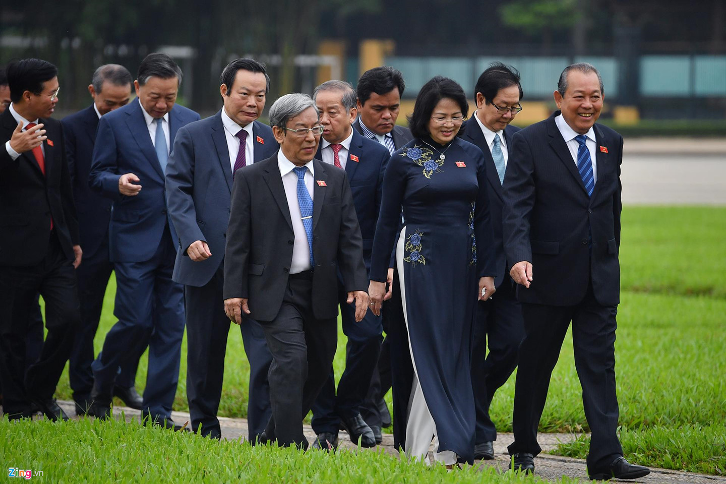 Đại biểu QH viếng Chủ tịch Hồ Chí Minh ngày khai mạc kỳ họp thứ 7