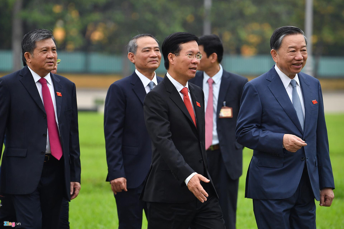 Đại biểu QH viếng Chủ tịch Hồ Chí Minh ngày khai mạc kỳ họp thứ 7