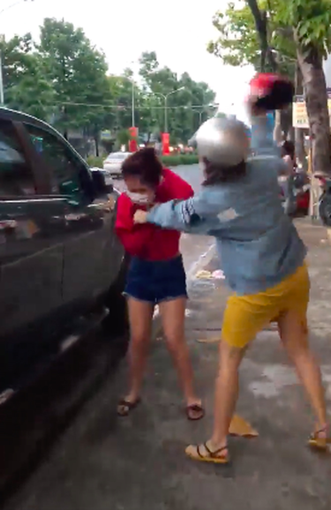 Cô gái bị chủ shop dùng mũ bảo hiểm đánh sấp mặt sau khi bom hàng: Có tiền thì đặt không có tiền đừng có đặt nghe chưa?