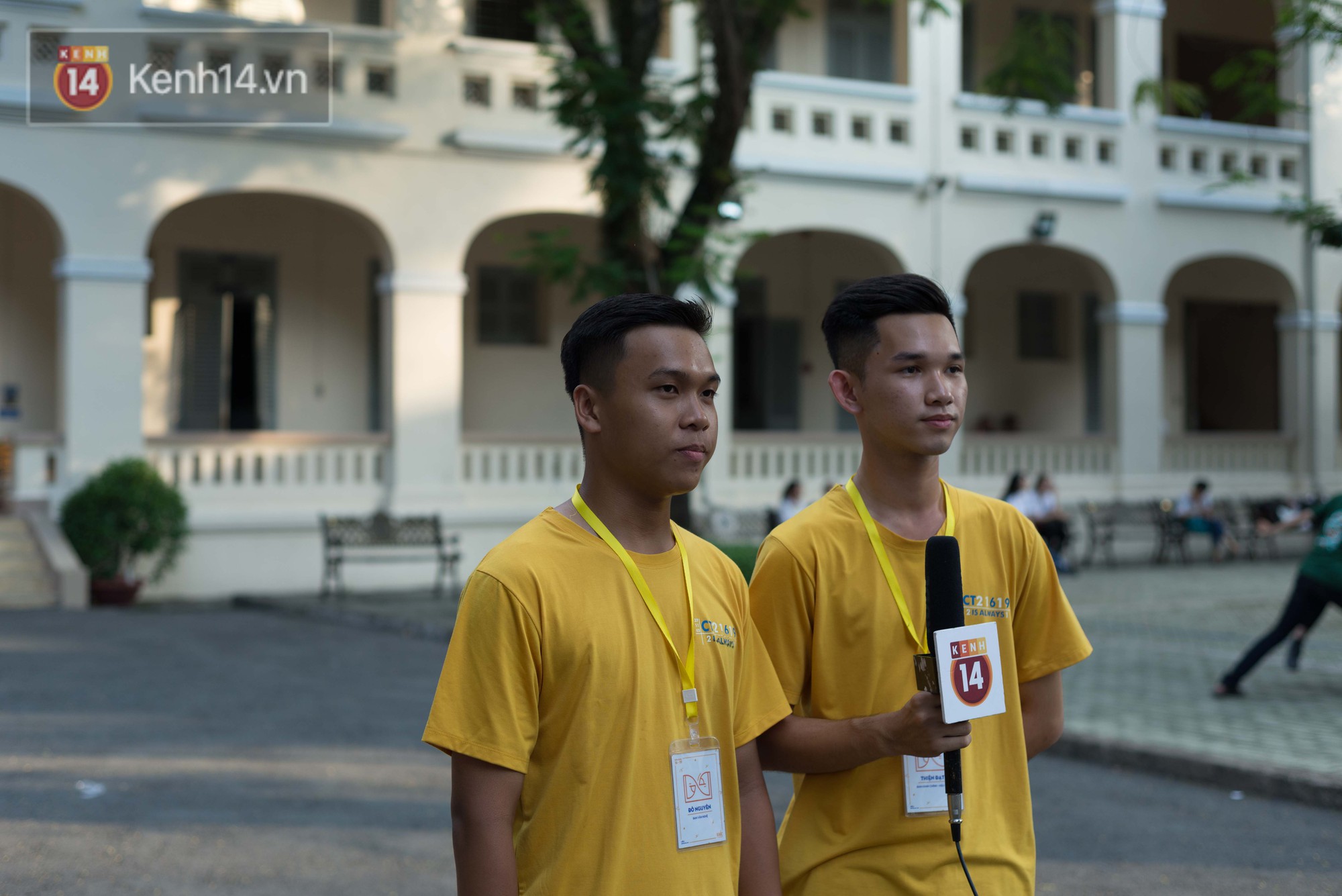 Học sinh lớp 12 khóc nức nở trong ngày ra trường: Chẳng còn thời gian để quý, để thương nhau nữa rồi!