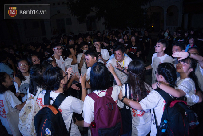 Học sinh lớp 12 khóc nức nở trong ngày ra trường: Chẳng còn thời gian để quý, để thương nhau nữa rồi!