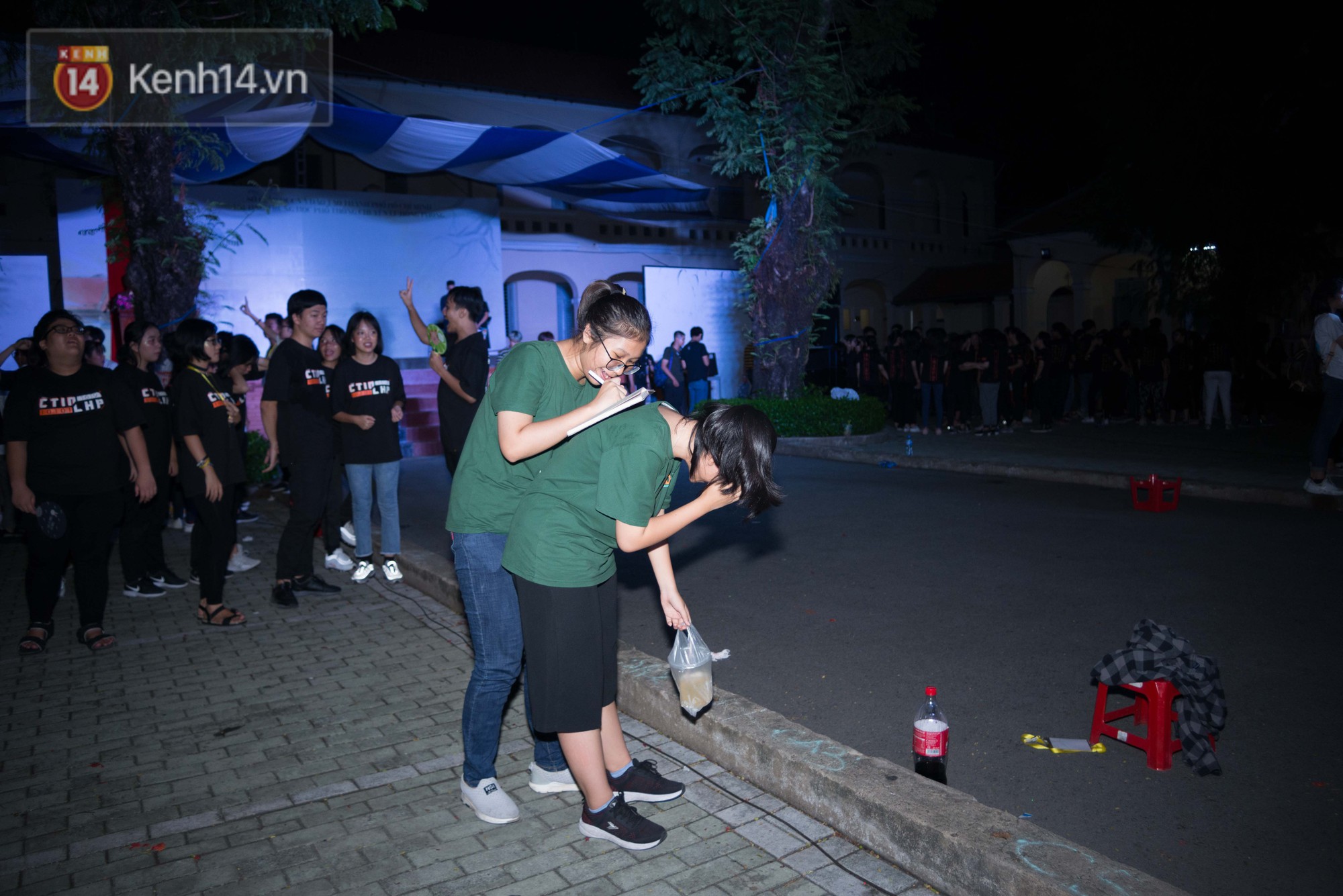 Học sinh lớp 12 khóc nức nở trong ngày ra trường: Chẳng còn thời gian để quý, để thương nhau nữa rồi!