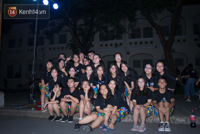 Học sinh lớp 12 khóc nức nở trong ngày ra trường: Chẳng còn thời gian để quý, để thương nhau nữa rồi! - 13 Học sinh lớp 12 khóc nức nở trong ngày ra trường: Chẳng còn thời gian để quý, để thương nhau nữa rồi! - 13