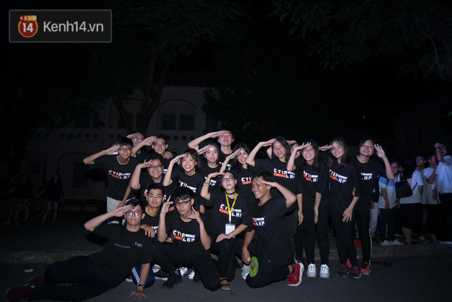 Học sinh lớp 12 khóc nức nở trong ngày ra trường: Chẳng còn thời gian để quý, để thương nhau nữa rồi!