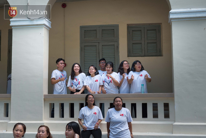 Học sinh lớp 12 khóc nức nở trong ngày ra trường: Chẳng còn thời gian để quý, để thương nhau nữa rồi! - 3 Học sinh lớp 12 khóc nức nở trong ngày ra trường: Chẳng còn thời gian để quý, để thương nhau nữa rồi! - 3