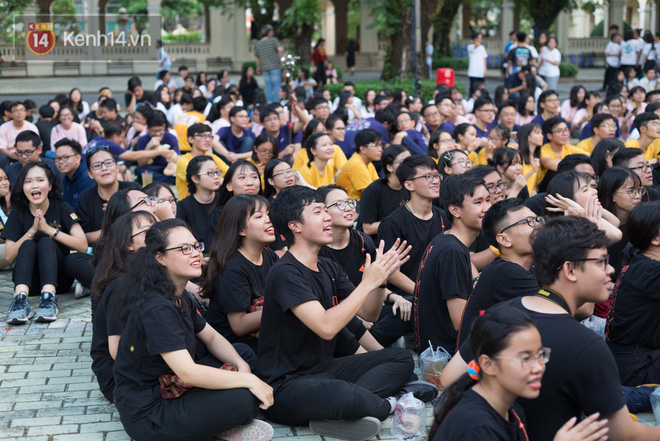 Học sinh lớp 12 khóc nức nở trong ngày ra trường: Chẳng còn thời gian để quý, để thương nhau nữa rồi! - 4 Học sinh lớp 12 khóc nức nở trong ngày ra trường: Chẳng còn thời gian để quý, để thương nhau nữa rồi! - 4