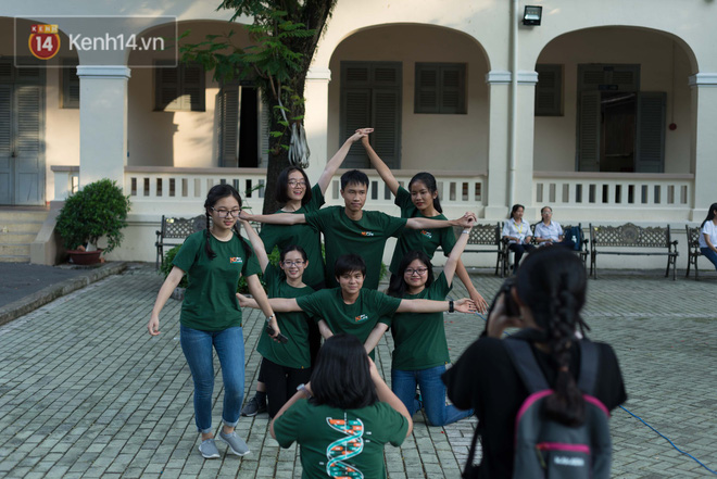 Học sinh lớp 12 khóc nức nở trong ngày ra trường: Chẳng còn thời gian để quý, để thương nhau nữa rồi!