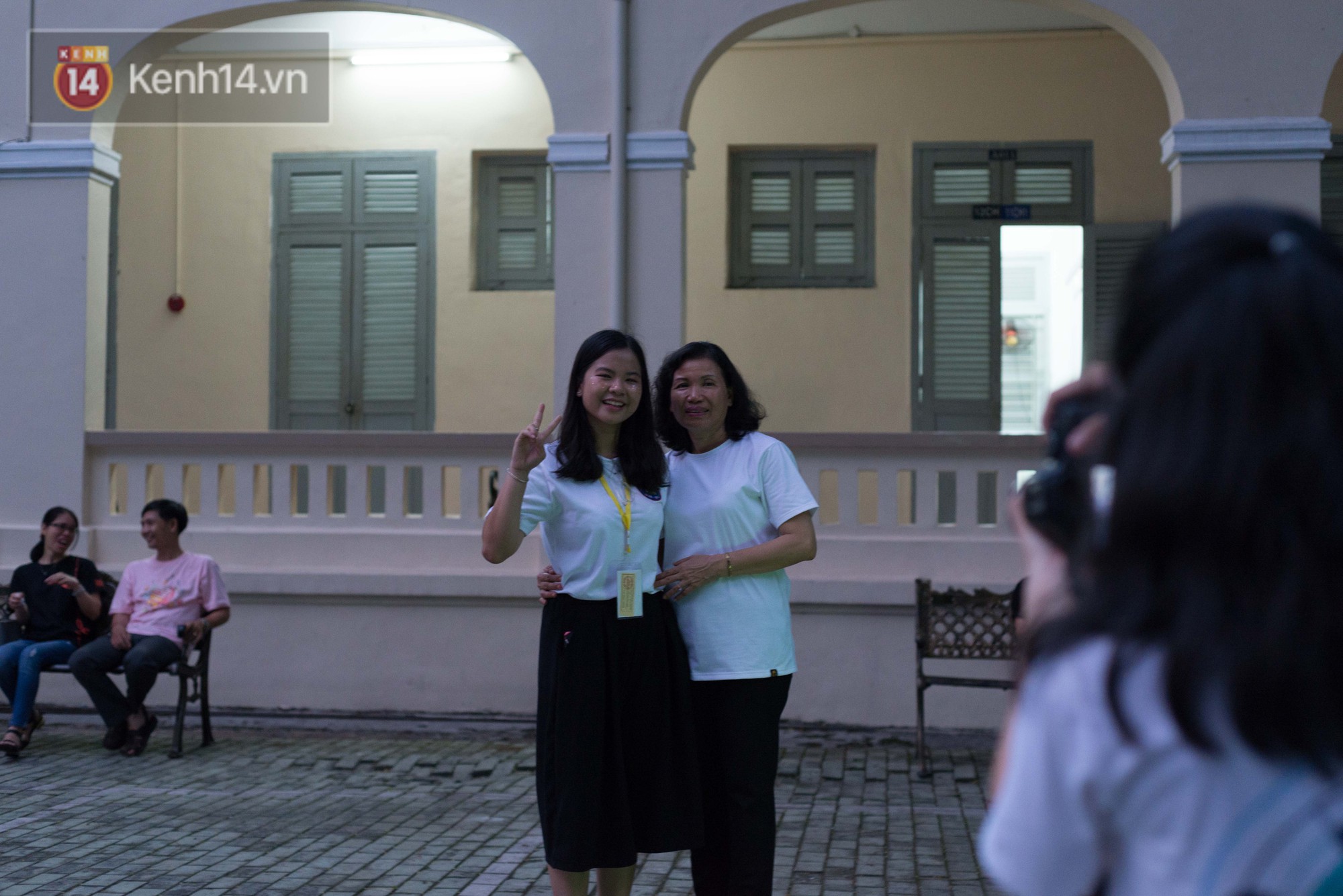 Học sinh lớp 12 khóc nức nở trong ngày ra trường: Chẳng còn thời gian để quý, để thương nhau nữa rồi!