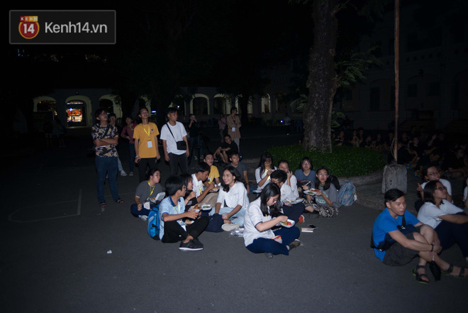 Học sinh lớp 12 khóc nức nở trong ngày ra trường: Chẳng còn thời gian để quý, để thương nhau nữa rồi!