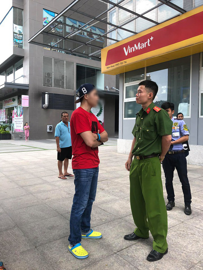 Bị nhắc nhở khi dắt chó trong khuôn viên chung cư, nam Việt Kiều quát nạt bác bảo vệ cùng nhiều người lớn tuổi: Chó tao là chó nằm máy lạnh!