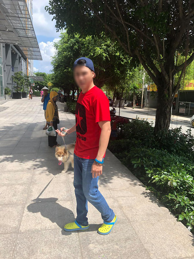 Bị nhắc nhở khi dắt chó trong khuôn viên chung cư, nam Việt Kiều quát nạt bác bảo vệ cùng nhiều người lớn tuổi: Chó tao là chó nằm máy lạnh!