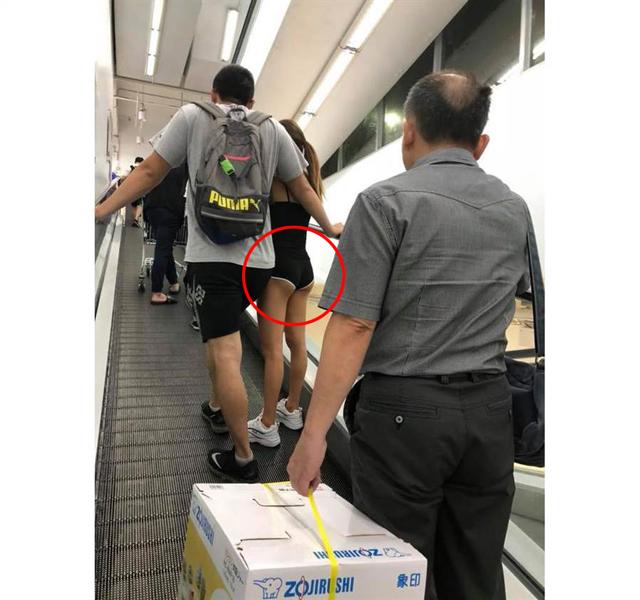 Cô gái mặc độc quần lót đi siêu thị, hở he hé vòng ba khiến người xung quanh đỏ mặt