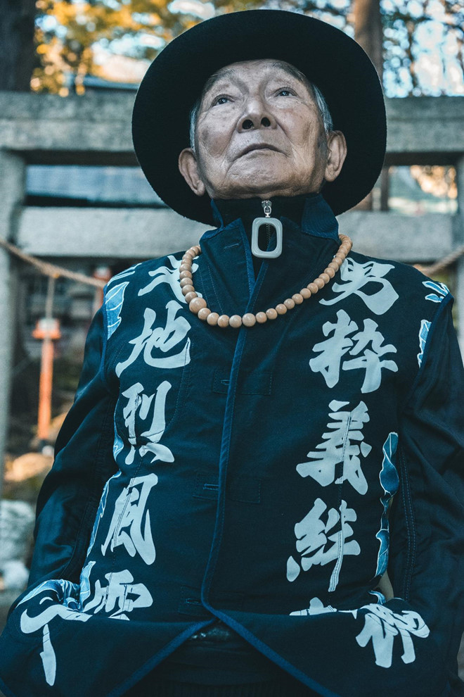 Cụ ông 84 tuổi cực chất, xài hàng hiệu không thua kém giới trẻ