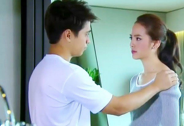 Giữa trời nắng nóng như thiêu, vợ gửi con sang hàng xóm để đi đánh gh en, ngờ đâu cảnh tượng nhìn thấy khiến cô chết lặng