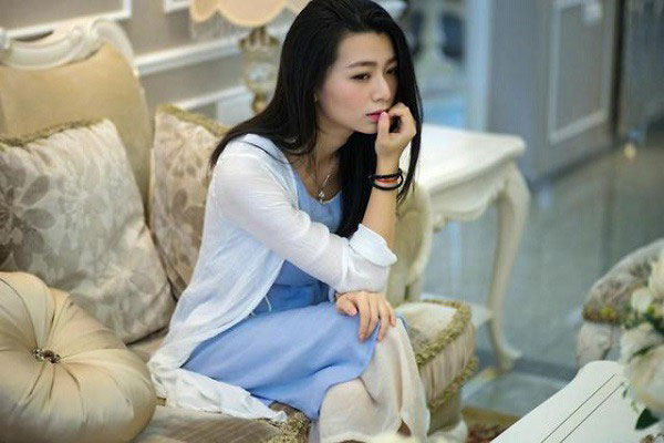 Giữa trời nắng nóng như thiêu, vợ gửi con sang hàng xóm để đi đánh gh en, ngờ đâu cảnh tượng nhìn thấy khiến cô chết lặng