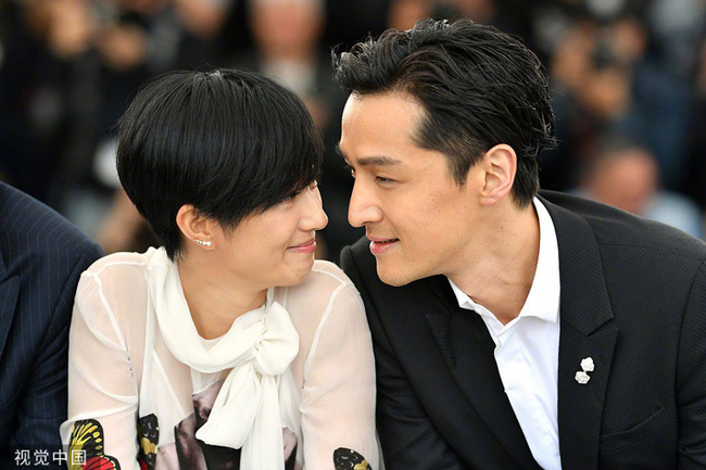 Khoảnh khắc gây náo loạn Cbiz của Hồ Ca: Ánh mắt đắm đuối, gần tới mức sắp chạm môi Ảnh hậu khiến fan gào thét