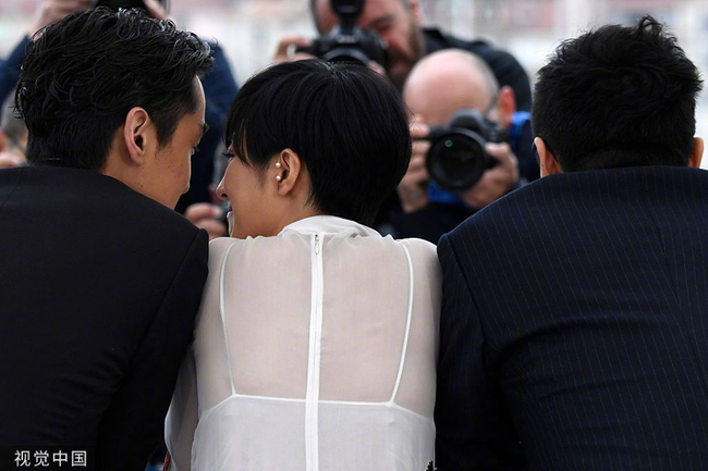 Khoảnh khắc gây náo loạn Cbiz của Hồ Ca: Ánh mắt đắm đuối, gần tới mức sắp chạm môi Ảnh hậu khiến fan gào thét