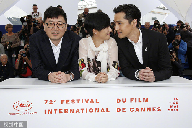 Khoảnh khắc gây náo loạn Cbiz của Hồ Ca: Ánh mắt đắm đuối, gần tới mức sắp chạm môi Ảnh hậu khiến fan gào thét