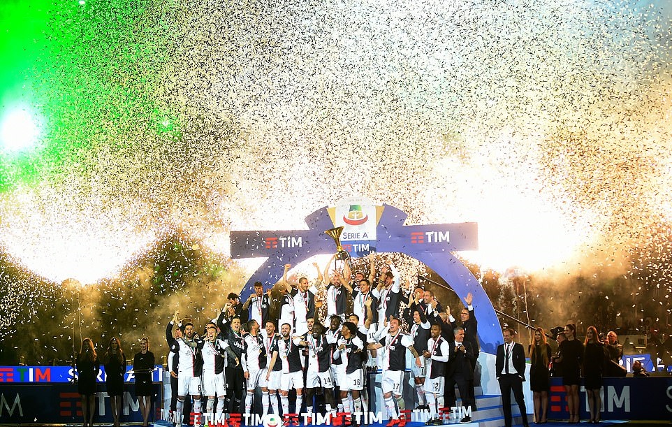 Ronaldo ăn mừng chức vô địch Serie A đầu tiên cùng Juventus