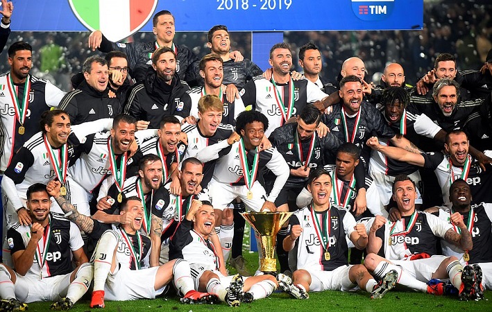 Ronaldo ăn mừng chức vô địch Serie A đầu tiên cùng Juventus