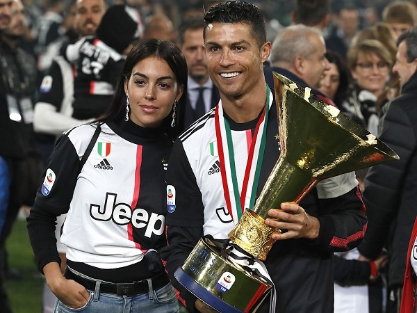 Ronaldo ăn mừng chức vô địch Serie A đầu tiên cùng Juventus