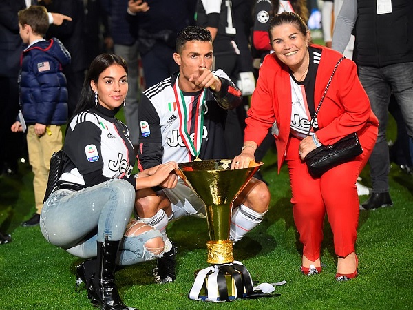 Ronaldo ăn mừng chức vô địch Serie A đầu tiên cùng Juventus