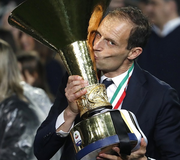 Ronaldo ăn mừng chức vô địch Serie A đầu tiên cùng Juventus