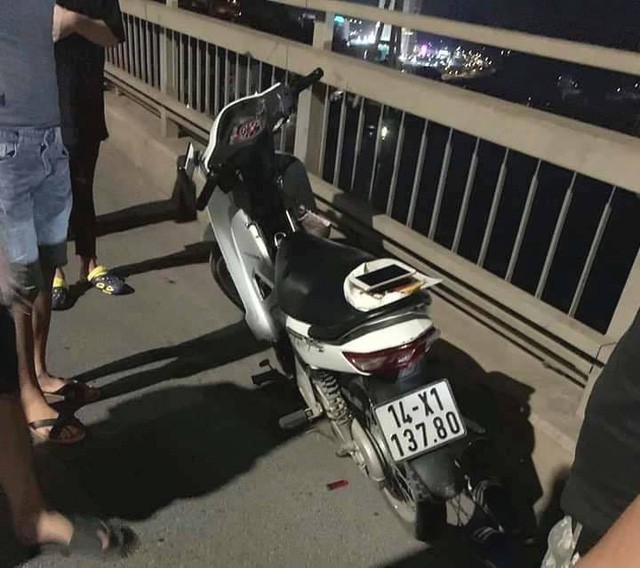 Để lại xe máy và điện thoại, nam thanh niên nhảy cầu Bãi Cháy lúc sáng sớm