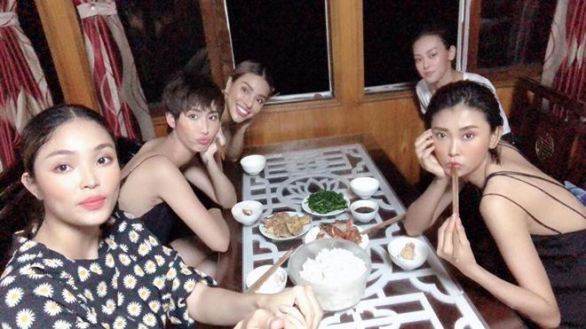 Lê Thuý và dàn mẫu phẫn nộ vì bị đối xử tệ bạc, đói khát trong show diễn ngoài đảo