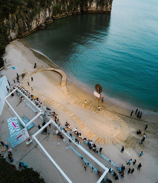 Lê Thuý và dàn mẫu phẫn nộ vì bị đối xử tệ bạc, đói khát trong show diễn ngoài đảo