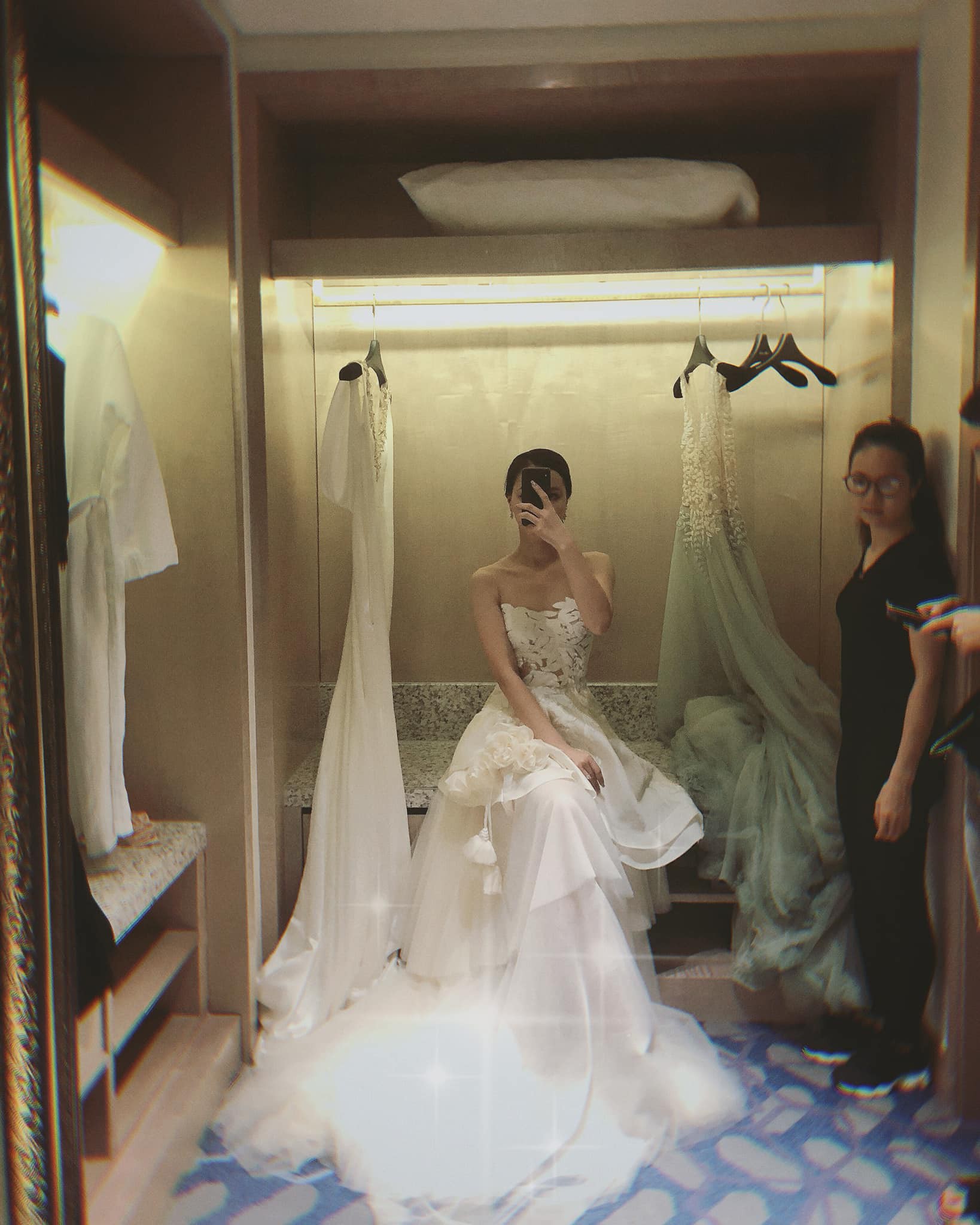 MC Minh Hà bất ngờ khoe ảnh thử váy cưới, dân mạng đồng loạt đồn đoán chuẩn bị lên xe hoa với Chí Nhân